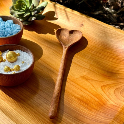 Handmade heart-shaped wooden spoon, crafted from acacia wood and perfect for flowers and garden enthusiasts.